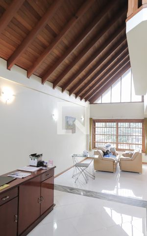 Casa à venda com 250m², 3 quartos e 3 vagas Casa à venda com 250m², 3 quartos e 3 vagasSala