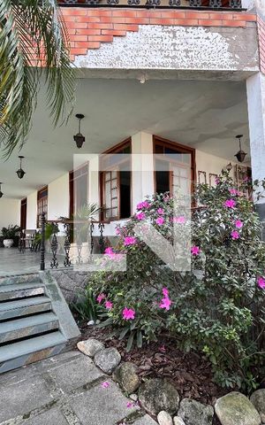 Casa de condomínio à venda com 750m², 4 quartos e 5 vagas Casa de condomínio à venda com 750m², 4 quartos e 5 vagasEntrada