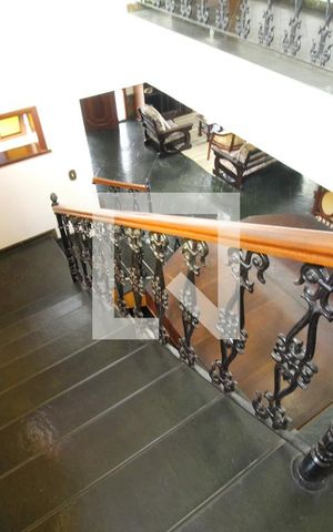Casa de condomínio à venda com 750m², 4 quartos e 5 vagasEscada