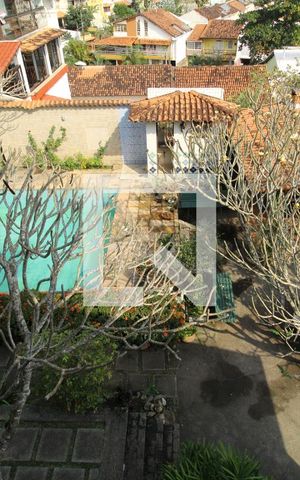 Casa de condomínio à venda com 750m², 4 quartos e 5 vagasVaranda da suíte 1 que se comunica com o quarto 2
