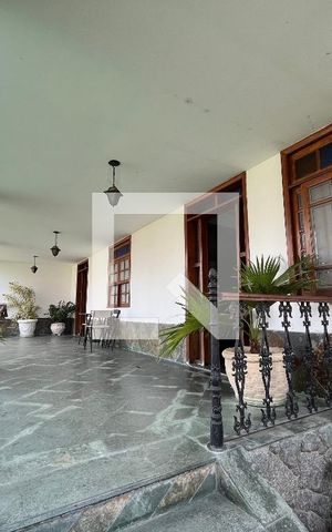 Casa de condomínio à venda com 750m², 4 quartos e 5 vagas Casa de condomínio à venda com 750m², 4 quartos e 5 vagasEntrada