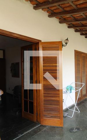 Casa de condomínio à venda com 750m², 4 quartos e 5 vagasVaranda da suíte 1 que se comunica com o quarto 2