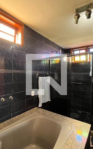 Casa de condomínio à venda com 750m², 4 quartos e 5 vagas Casa de condomínio à venda com 750m², 4 quartos e 5 vagasBanheiro da suíte 2