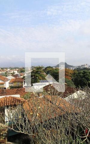Casa de condomínio à venda com 750m², 4 quartos e 5 vagasVaranda da suíte 1 que se comunica com o quarto 2