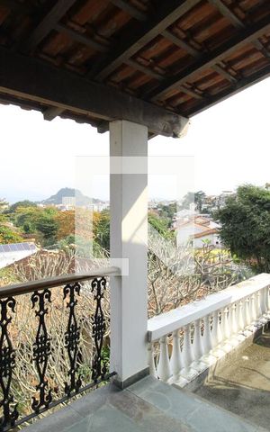 Casa de condomínio à venda com 750m², 4 quartos e 5 vagasVaranda da suíte 1 que se comunica com o quarto 2