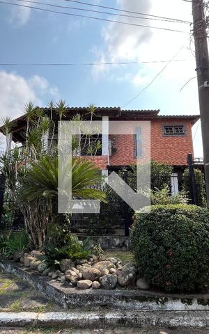 Casa de condomínio à venda com 750m², 4 quartos e 5 vagas Casa de condomínio à venda com 750m², 4 quartos e 5 vagasFachada