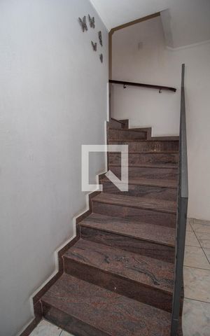 Casa à venda com 300m², 3 quartos e 4 vagas Casa à venda com 300m², 3 quartos e 4 vagasEscada