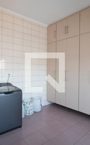 Casa para alugar com 340m², 5 quartos e 4 vagas Casa para alugar com 340m², 5 quartos e 4 vagasÁrea de Serviço