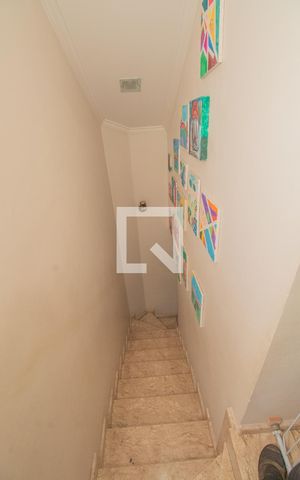Casa de condomínio à venda com 141m², 3 quartos e 2 vagas Casa de condomínio à venda com 141m², 3 quartos e 2 vagasEscada