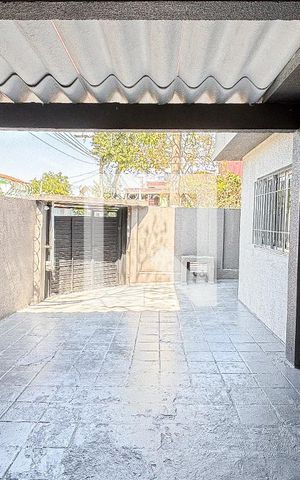 Casa à venda com 180m², 2 quartos e 2 vagas Casa à venda com 180m², 2 quartos e 2 vagasQuintal - Garagem
