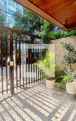 Apartamento à venda com 230m², 5 quartos e 3 vagas Apartamento à venda com 230m², 5 quartos e 3 vagasFachada com cartaz QA na janela
