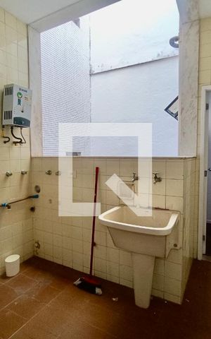 Apartamento à venda com 230m², 5 quartos e 3 vagas Apartamento à venda com 230m², 5 quartos e 3 vagasÁrea serviço