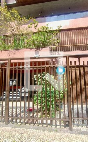 Apartamento à venda com 230m², 5 quartos e 3 vagas Apartamento à venda com 230m², 5 quartos e 3 vagasFachada com cartaz QA na janela