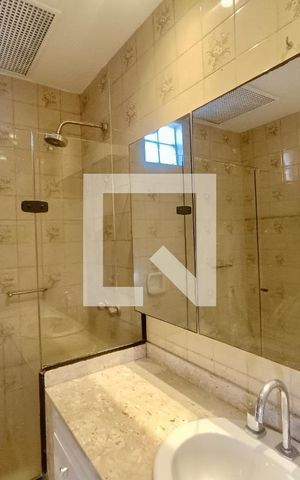 Apartamento à venda com 230m², 5 quartos e 3 vagas Apartamento à venda com 230m², 5 quartos e 3 vagasBanheiro social