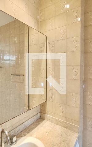 Apartamento à venda com 230m², 5 quartos e 3 vagas Apartamento à venda com 230m², 5 quartos e 3 vagasSuíte master banheiro