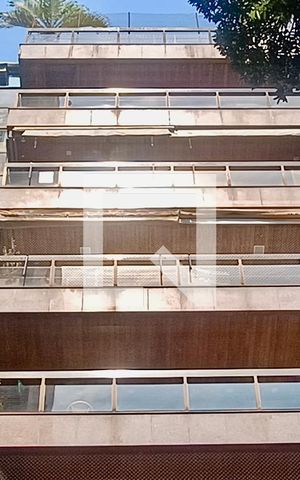 Apartamento à venda com 230m², 5 quartos e 3 vagas Apartamento à venda com 230m², 5 quartos e 3 vagasFachada com cartaz QA na janela
