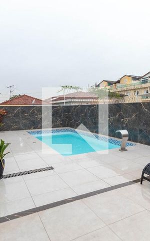Casa à venda com 250m², 3 quartos e 2 vagas Casa à venda com 250m², 3 quartos e 2 vagasPiscina