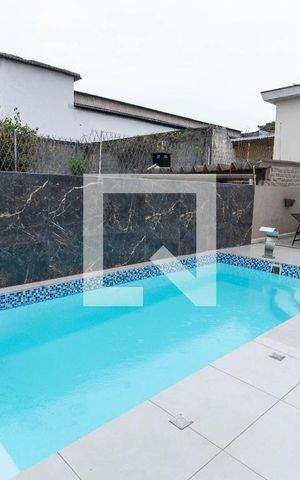 Casa à venda com 250m², 3 quartos e 2 vagas Casa à venda com 250m², 3 quartos e 2 vagasPiscina