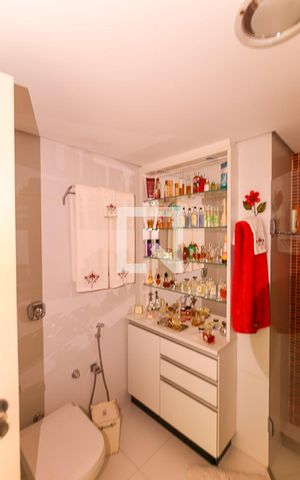 Apartamento à venda com 135m², 2 quartos e 2 vagas Apartamento à venda com 135m², 2 quartos e 2 vagasBanheiro do Quarto 2