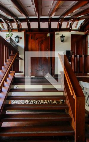 Casa de condomínio à venda com 443m², 4 quartos e 2 vagas Casa de condomínio à venda com 443m², 4 quartos e 2 vagasEscada da entrada