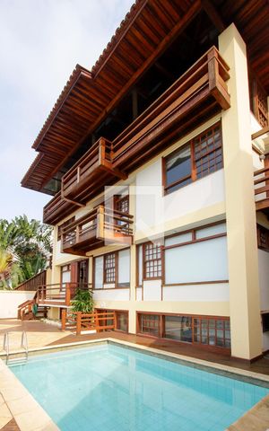 Casa de condomínio à venda com 443m², 4 quartos e 2 vagas Casa de condomínio à venda com 443m², 4 quartos e 2 vagasFachada interna