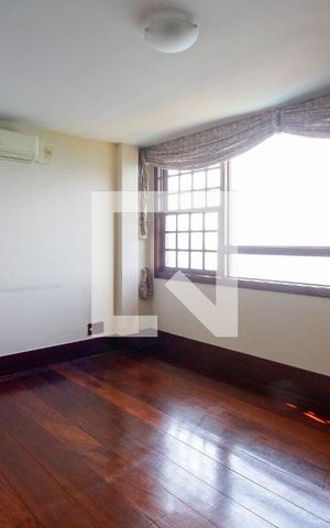 Casa de condomínio à venda com 443m², 4 quartos e 2 vagas Casa de condomínio à venda com 443m², 4 quartos e 2 vagasQuarto 2 suíte