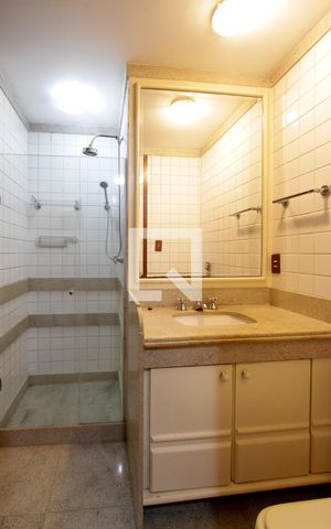 Casa de condomínio à venda com 443m², 4 quartos e 2 vagas Casa de condomínio à venda com 443m², 4 quartos e 2 vagasBanheiro Quarto 4 suíte