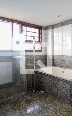 Casa de condomínio à venda com 443m², 4 quartos e 2 vagas Casa de condomínio à venda com 443m², 4 quartos e 2 vagasBanheiro Quarto 3 suíte