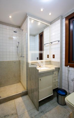 Casa de condomínio à venda com 443m², 4 quartos e 2 vagas Casa de condomínio à venda com 443m², 4 quartos e 2 vagasBanheiro Quarto 1 suíte