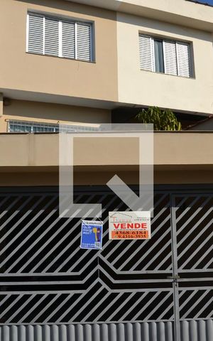 Casa à venda com 200m², 3 quartos e 2 vagas Casa à venda com 200m², 3 quartos e 2 vagasFachada