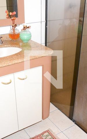 Casa à venda com 200m², 3 quartos e 2 vagas Casa à venda com 200m², 3 quartos e 2 vagasBanheiro