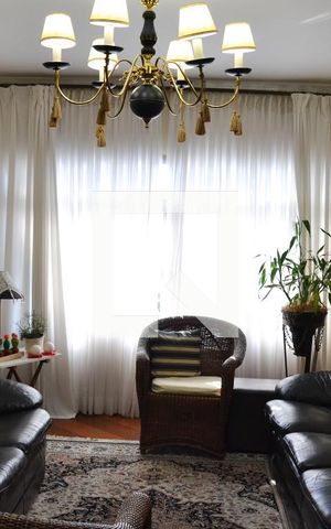 Casa à venda com 200m², 3 quartos e 2 vagas Casa à venda com 200m², 3 quartos e 2 vagasSala
