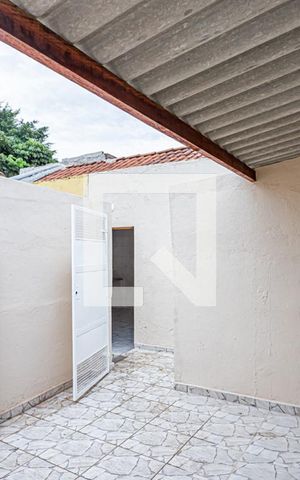 Casa para alugar com 56m², 2 quartos e sem vaga Casa para alugar com 56m², 2 quartos e sem vagaÁrea de Serviço e quintal