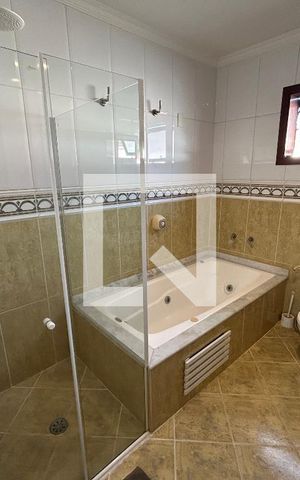 Casa para alugar com 320m², 5 quartos e 3 vagas Casa para alugar com 320m², 5 quartos e 3 vagasBanheiro 1