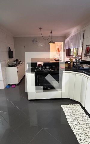 Casa para alugar com 320m², 5 quartos e 3 vagas Casa para alugar com 320m², 5 quartos e 3 vagasCozinha