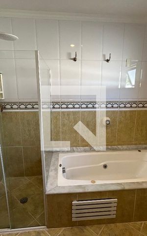 Casa para alugar com 320m², 5 quartos e 3 vagas Casa para alugar com 320m², 5 quartos e 3 vagasBanheiro 1