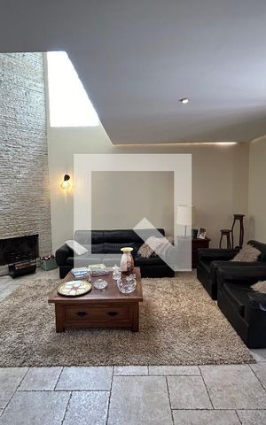 Casa para alugar com 320m², 5 quartos e 3 vagas Casa para alugar com 320m², 5 quartos e 3 vagasSala