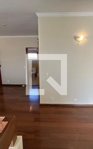 Casa para alugar com 320m², 5 quartos e 3 vagas Casa para alugar com 320m², 5 quartos e 3 vagasHall do segundo andar
