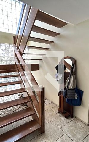 Casa para alugar com 320m², 5 quartos e 3 vagas Casa para alugar com 320m², 5 quartos e 3 vagasEscada para segundo andar