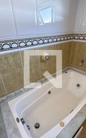 Casa para alugar com 320m², 5 quartos e 3 vagas Casa para alugar com 320m², 5 quartos e 3 vagasBanheiro 1