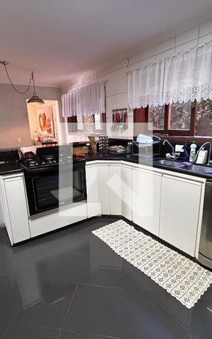 Casa para alugar com 320m², 5 quartos e 3 vagas Casa para alugar com 320m², 5 quartos e 3 vagasCozinha