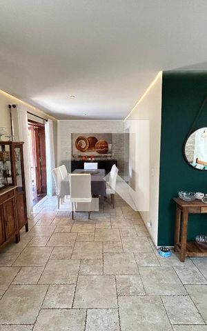 Casa para alugar com 320m², 5 quartos e 3 vagas Casa para alugar com 320m², 5 quartos e 3 vagasSala