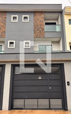 Casa à venda com 200m², 3 quartos e 4 vagas Casa à venda com 200m², 3 quartos e 4 vagasFachada