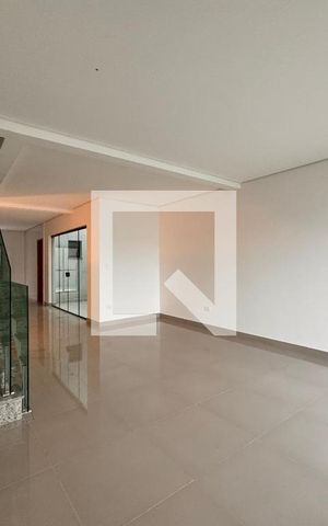 Casa à venda com 200m², 3 quartos e 4 vagas Casa à venda com 200m², 3 quartos e 4 vagasSala