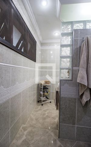 Casa de condomínio para alugar com 385m², 4 quartos e 3 vagas Casa de condomínio para alugar com 385m², 4 quartos e 3 vagasBanheiro da Suíte master