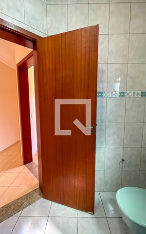 Casa à venda com 220m², 5 quartos e 4 vagas Casa à venda com 220m², 5 quartos e 4 vagasBanheiro Corredor