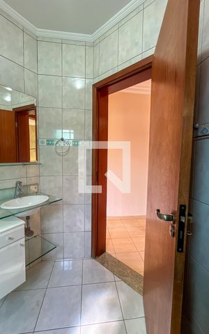 Casa à venda com 220m², 5 quartos e 4 vagas Casa à venda com 220m², 5 quartos e 4 vagasBanheiro Corredor