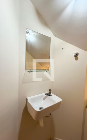 Casa à venda com 220m², 5 quartos e 4 vagas Casa à venda com 220m², 5 quartos e 4 vagasLavabo