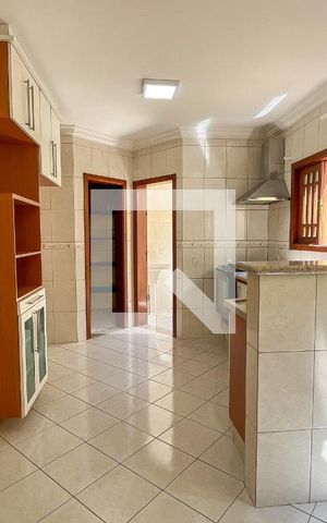 Casa à venda com 220m², 5 quartos e 4 vagas Casa à venda com 220m², 5 quartos e 4 vagasCozinha