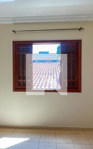 Casa à venda com 220m², 5 quartos e 4 vagas Casa à venda com 220m², 5 quartos e 4 vagasSuíte